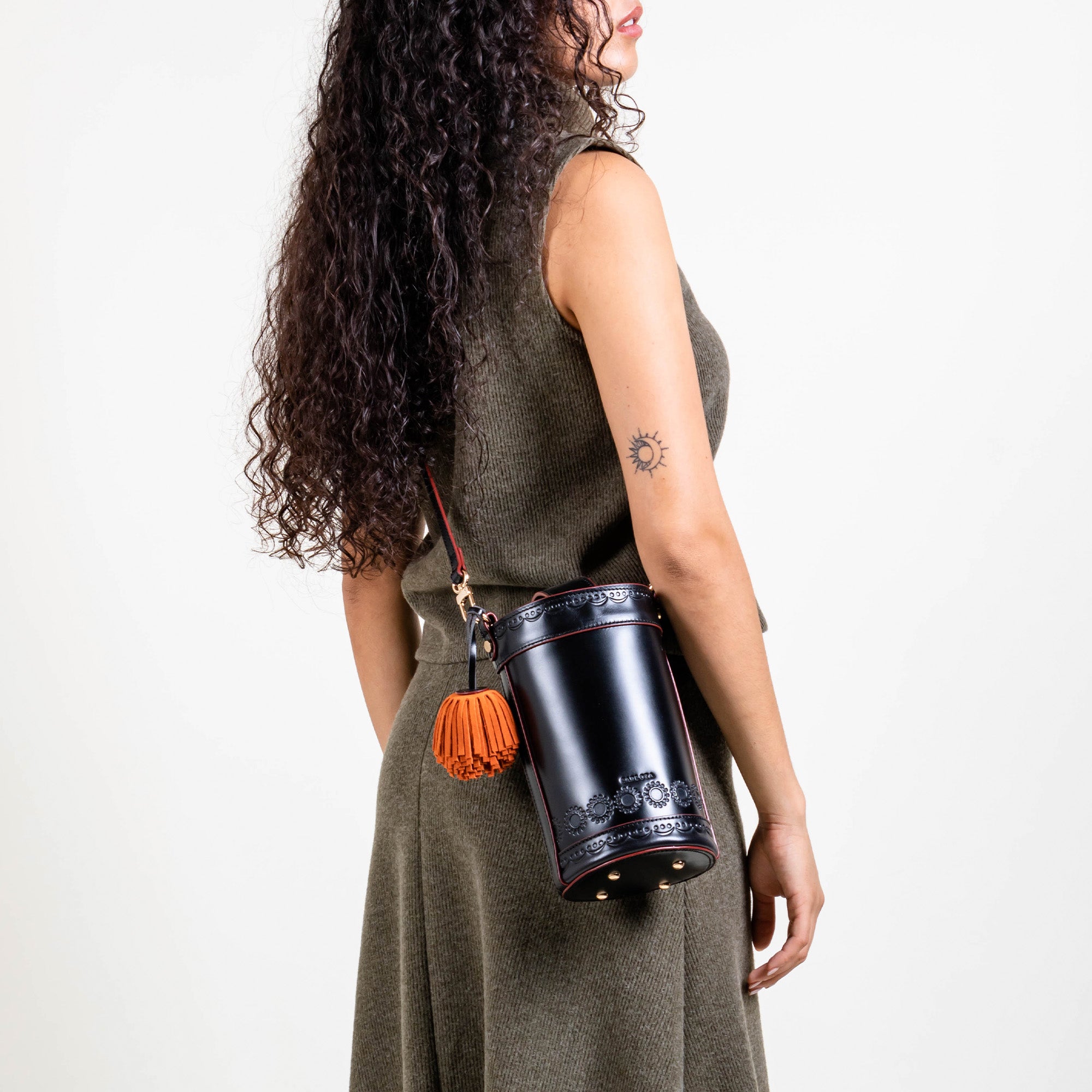 CROSSBODY BUCKET NEGRO